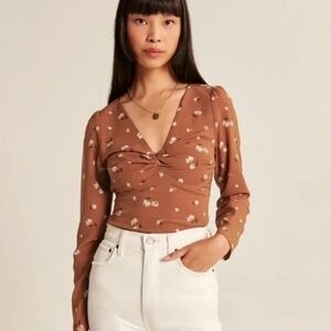 Abercrombie and Fitch long sleeved floral twist front orange blouse size M